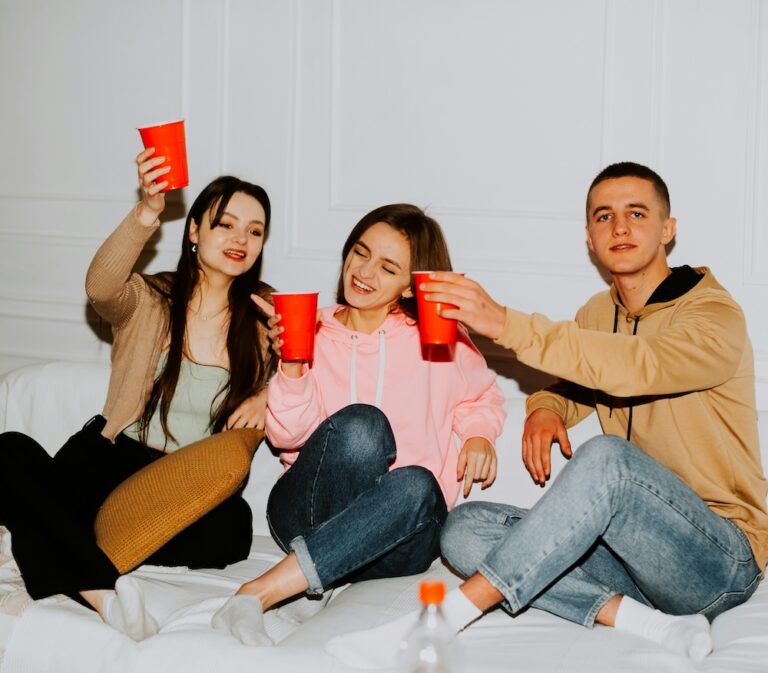 kateryna hliznitsova kMXlDew1AX8 drinking